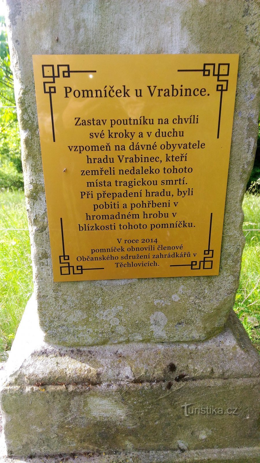 Pomníček u zříceniny hradu Vrabinec.