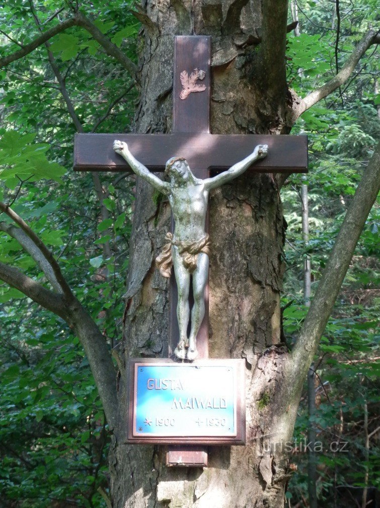 Ένα μνημείο με τη μορφή του Ιησού στο σταυρό