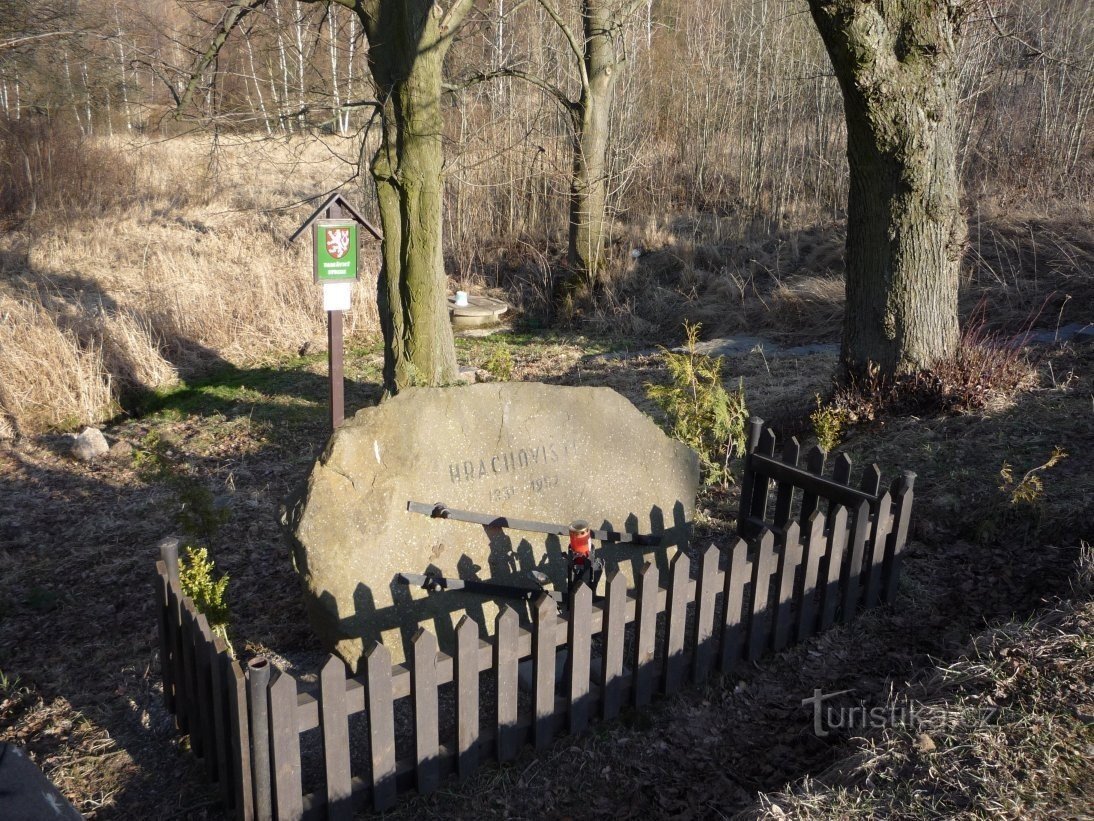 Emlékmű a falu központjában