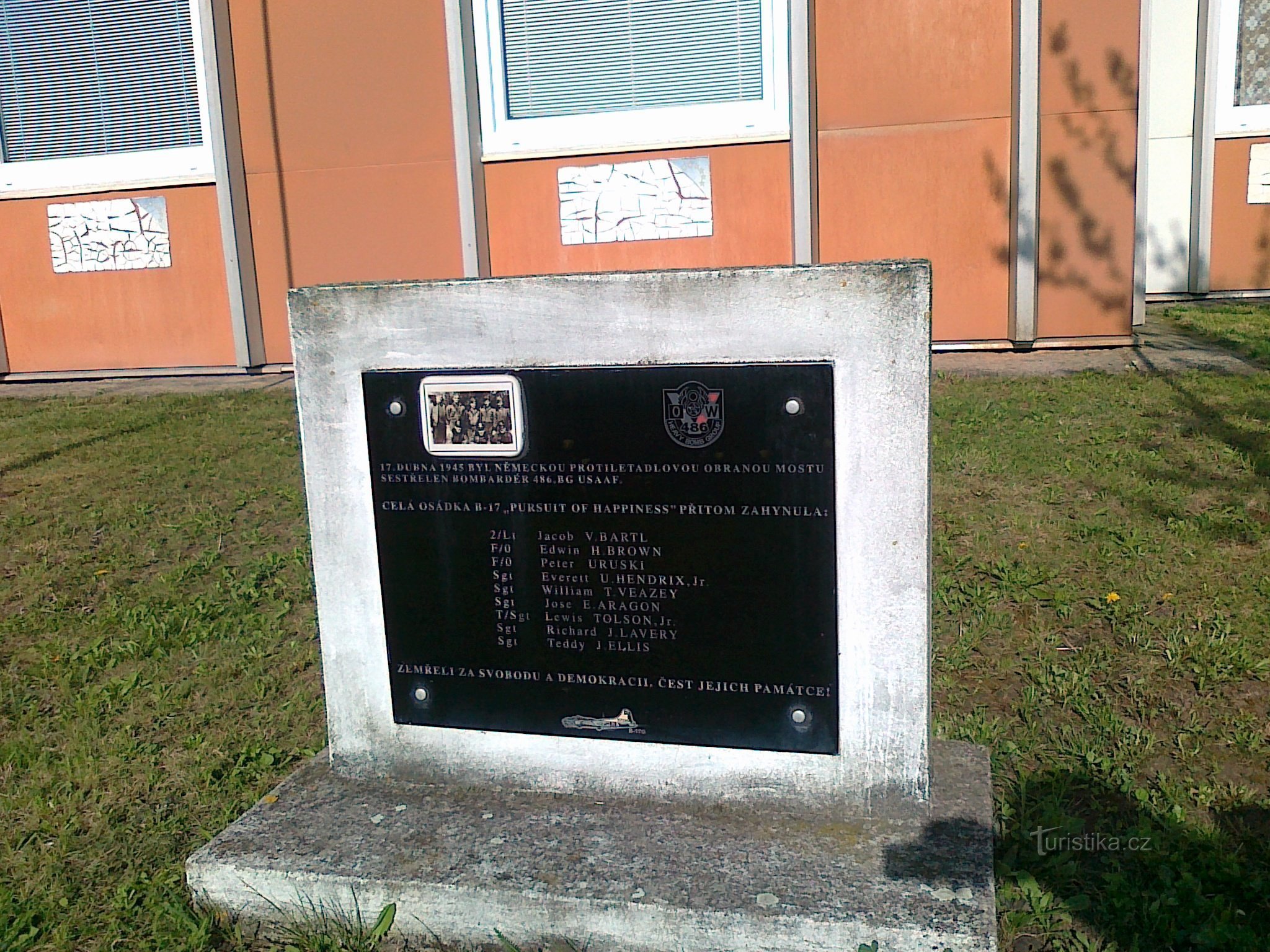 Monuments aux aviateurs américains à l'aéroport de Most.