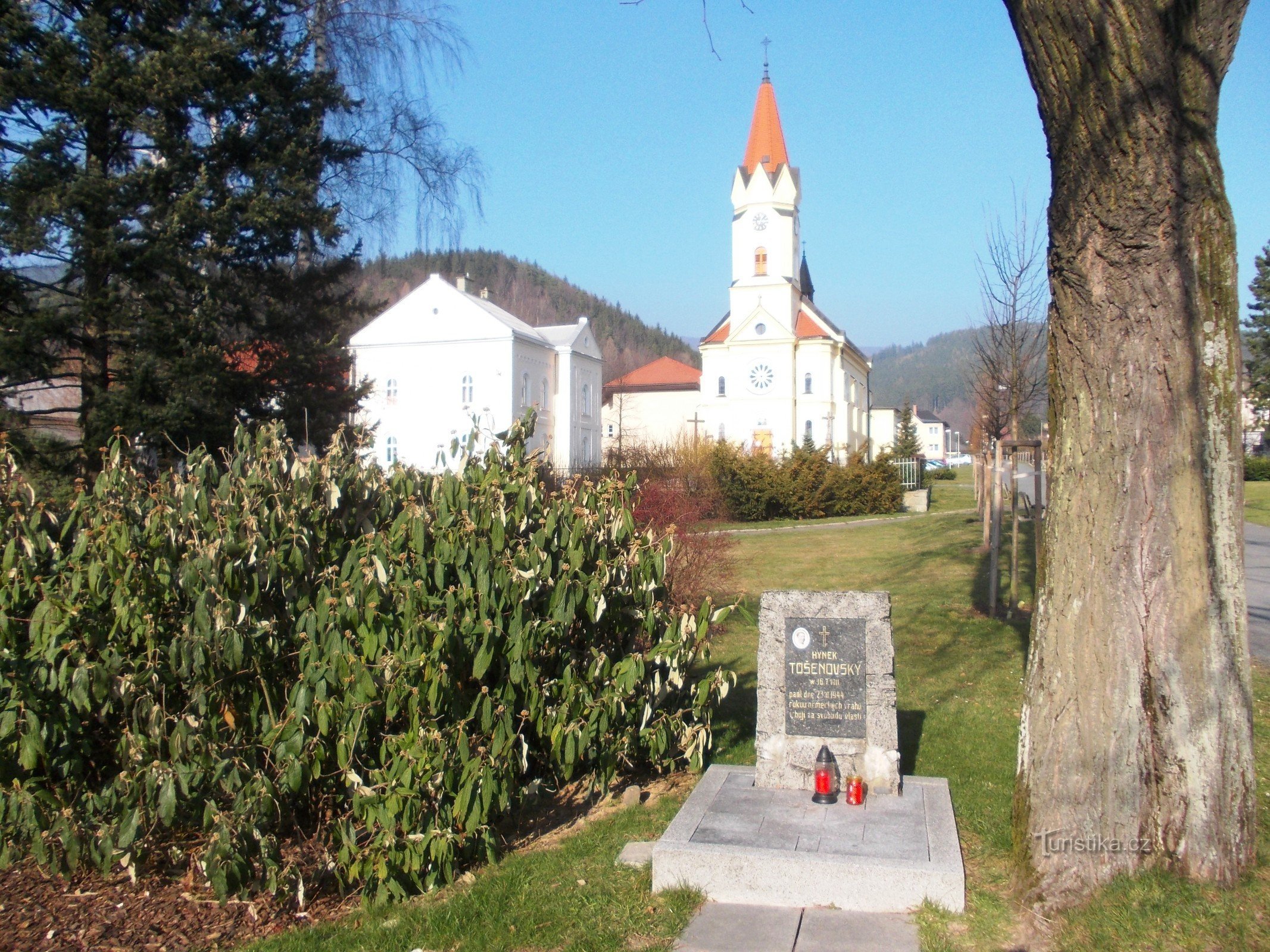 pomník a kostol