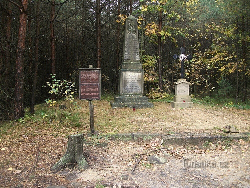 Pomník a kříž připomíná událost z roku 1866
