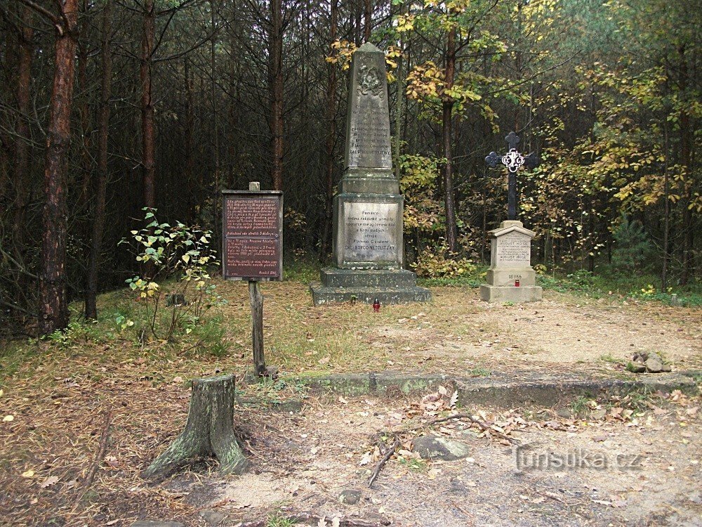 Denkmal und Kreuz erinnern an das Ereignis von 1866