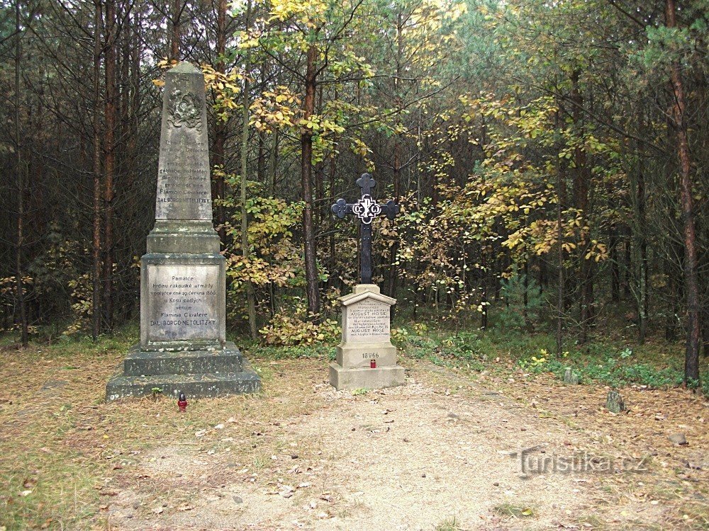 1866 年の出来事を記念する記念碑と十字架