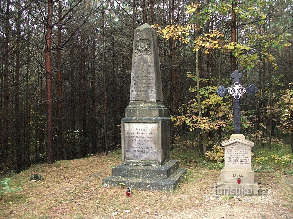 Il monumento e la croce commemorano l'evento del 1866