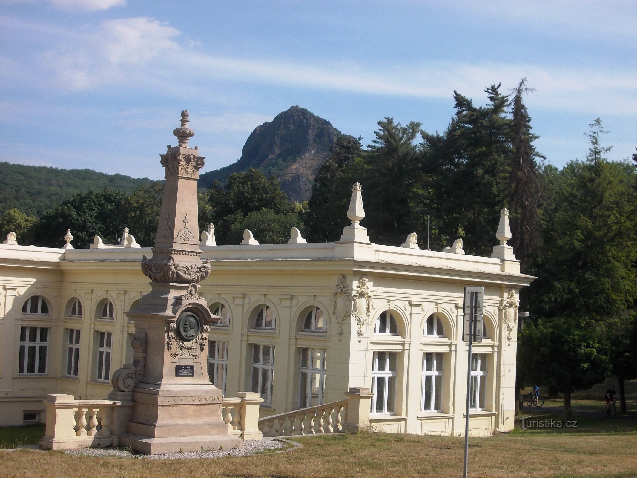 monument och den vackra Bořen i bakgrunden