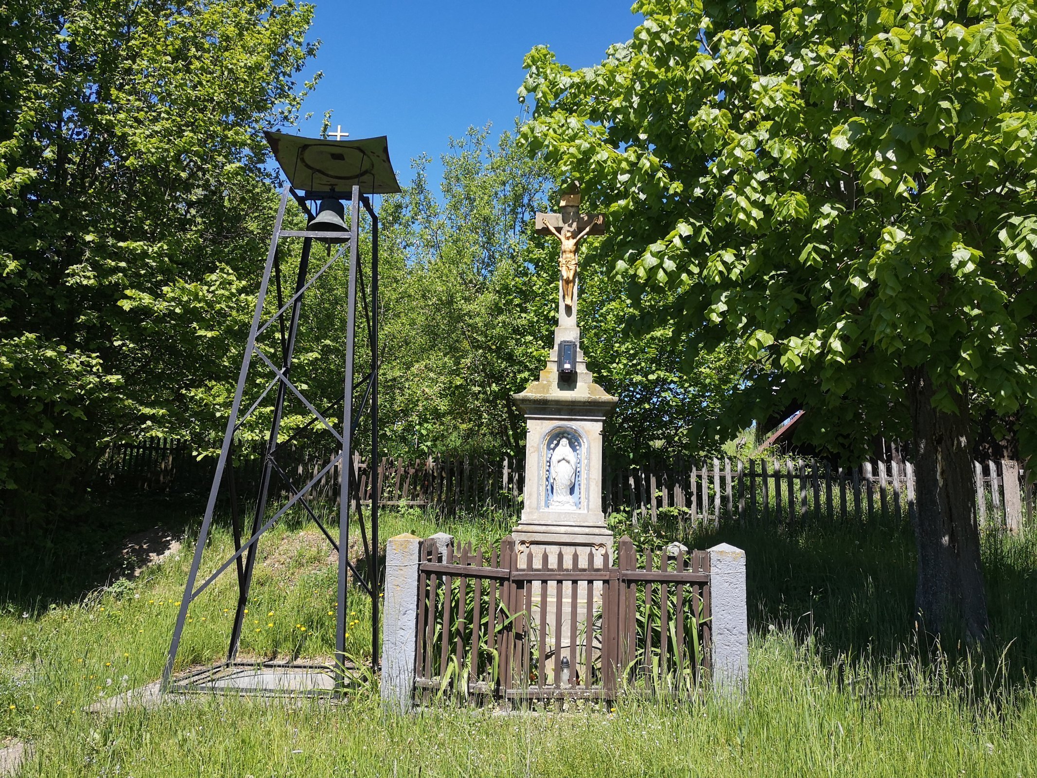 Monumento y campanario de Proloh