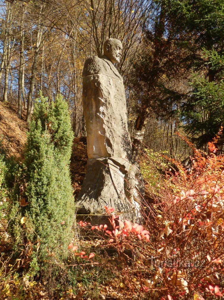 Monumento a Alois Jirásek