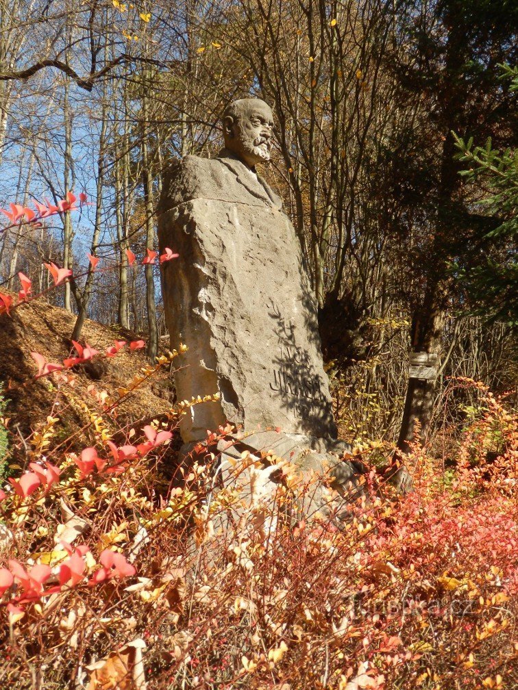 Памятник Алоису Йирасеку