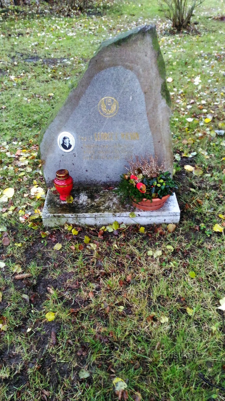 Monument to the American pilot in Perštejn.