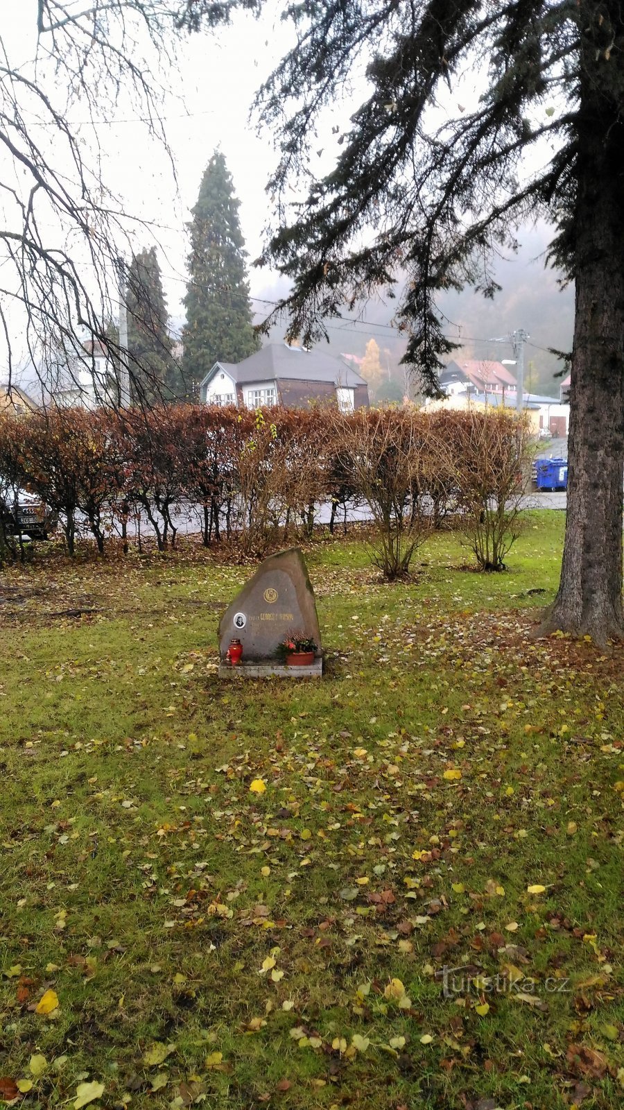 Monument to the American pilot in Perštejn.