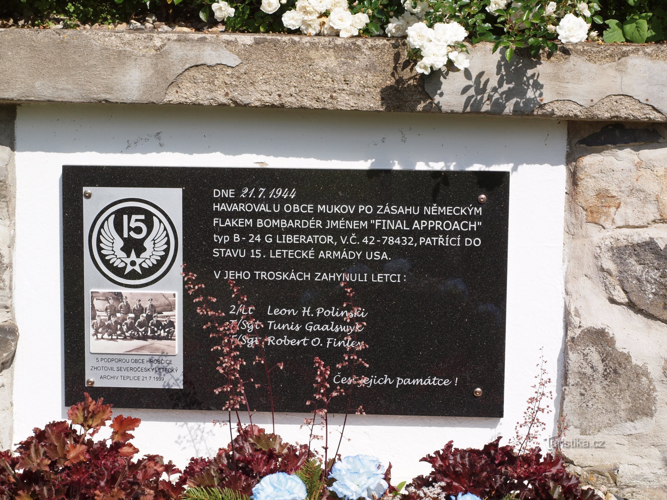 Памятник американским летчикам в Мукове.