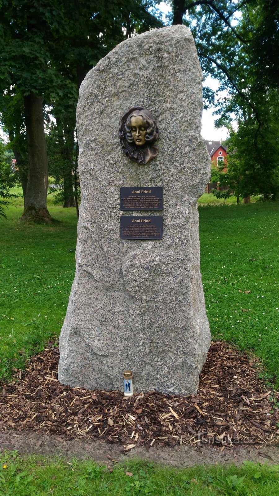 Pomník Anni Frind v Mikulášovicích.