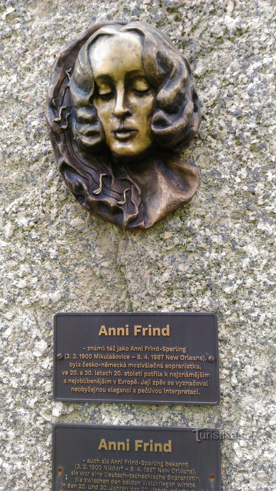 Pomník Anni Frind v Mikulášovicích.