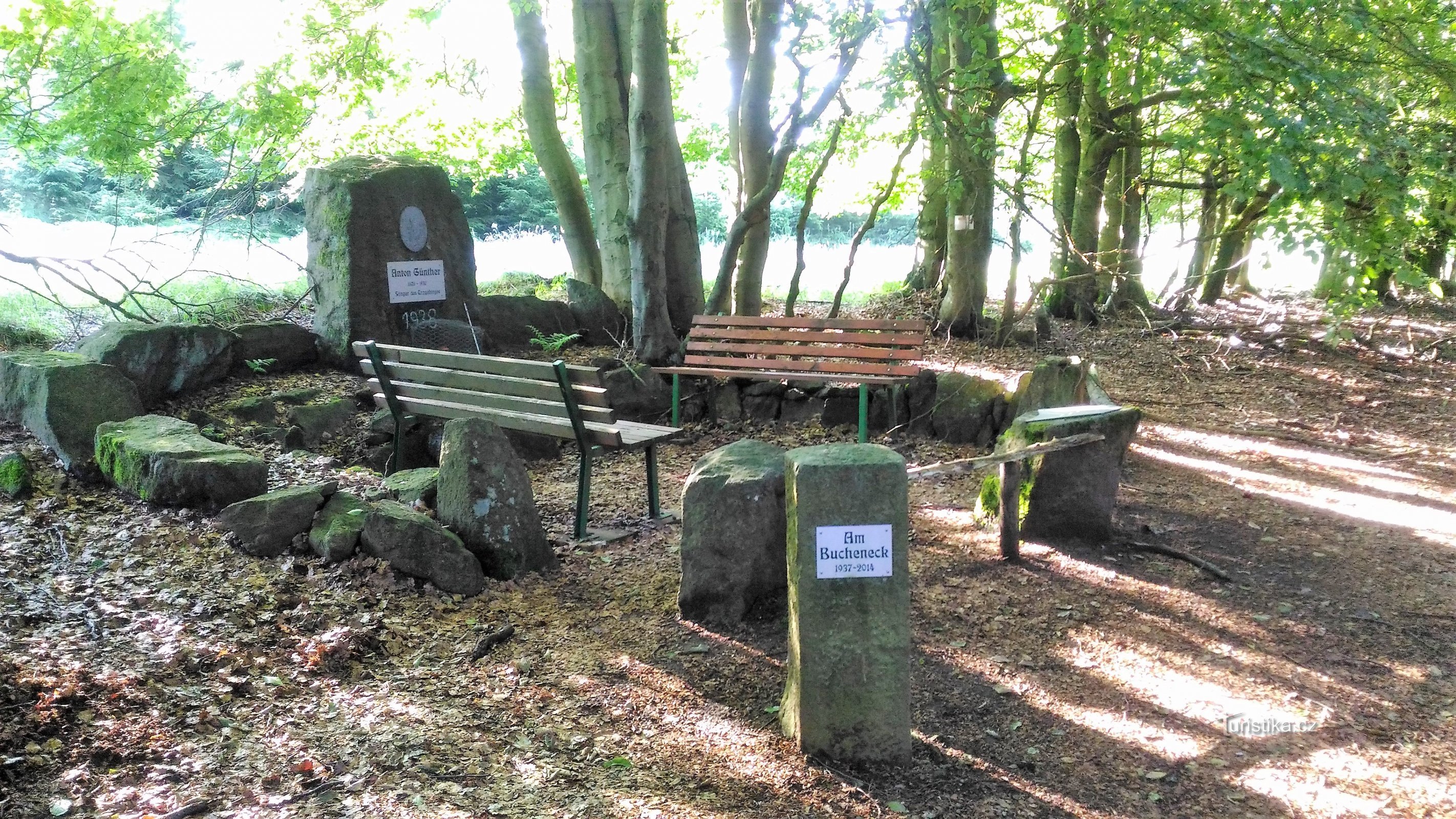 Monumento a Anton Günther perto da extinta vila de Pohranični.