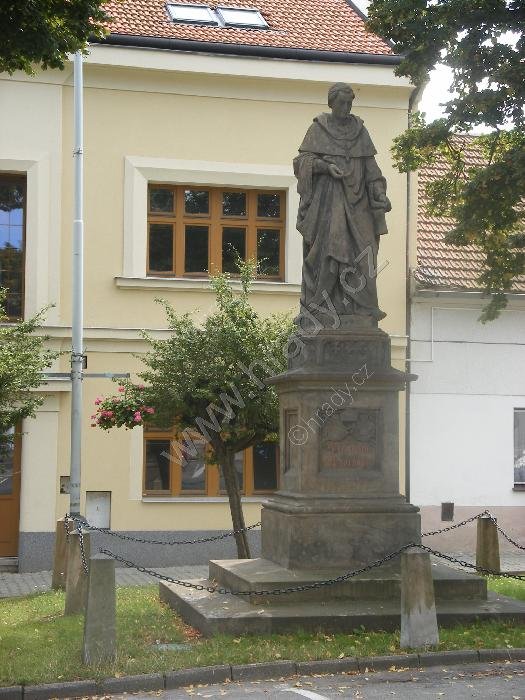 pomník Arnoštovi z Pardubic