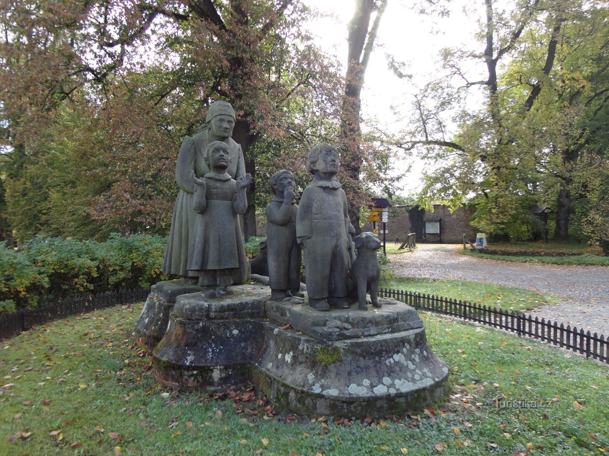 Monument grand-mère avec petits-enfants