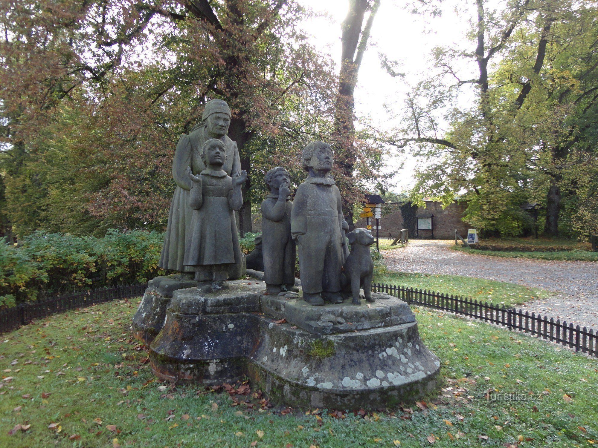 Bedstemor med børnebørn monument