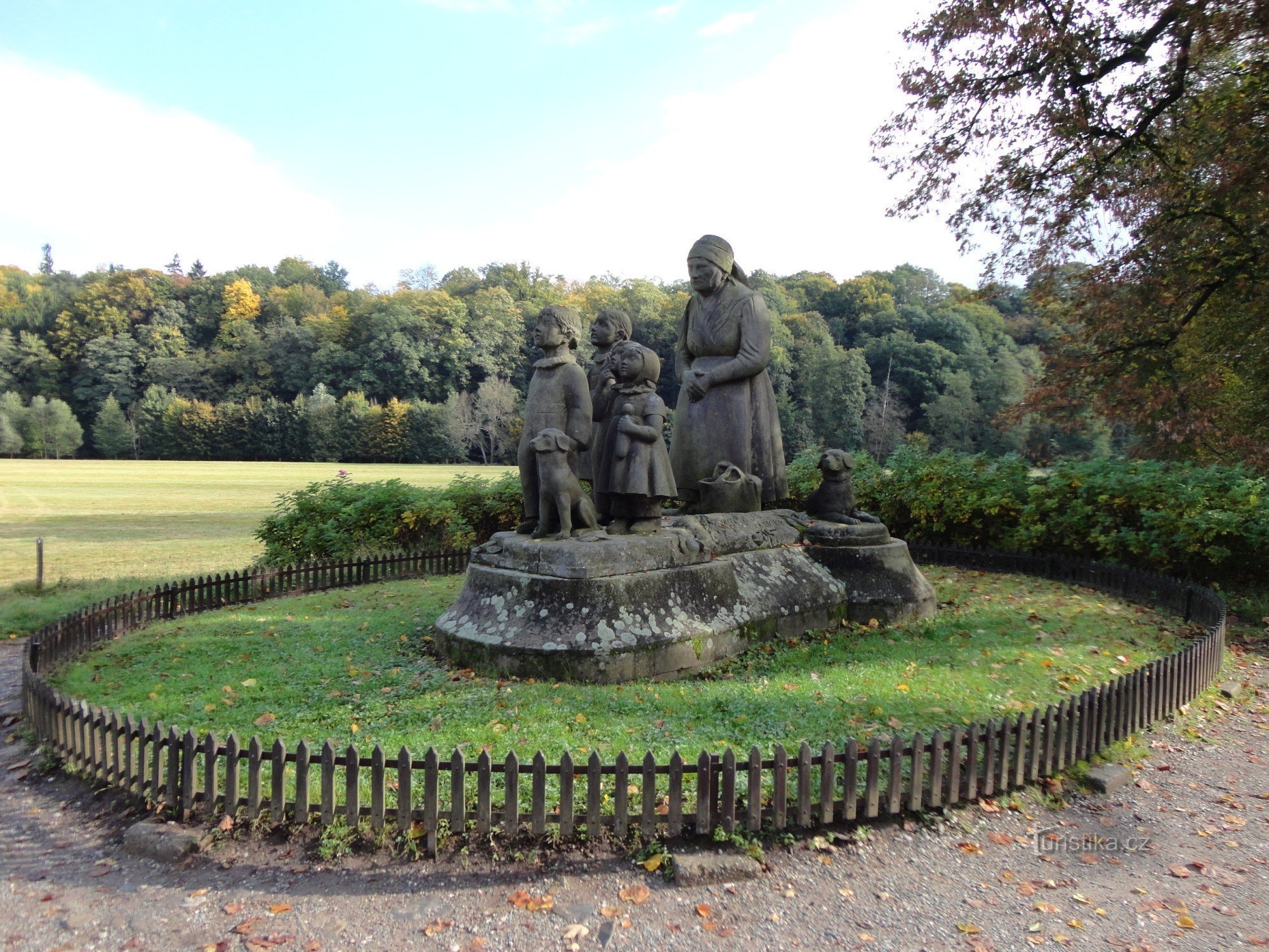 Памятник бабушке с внуками