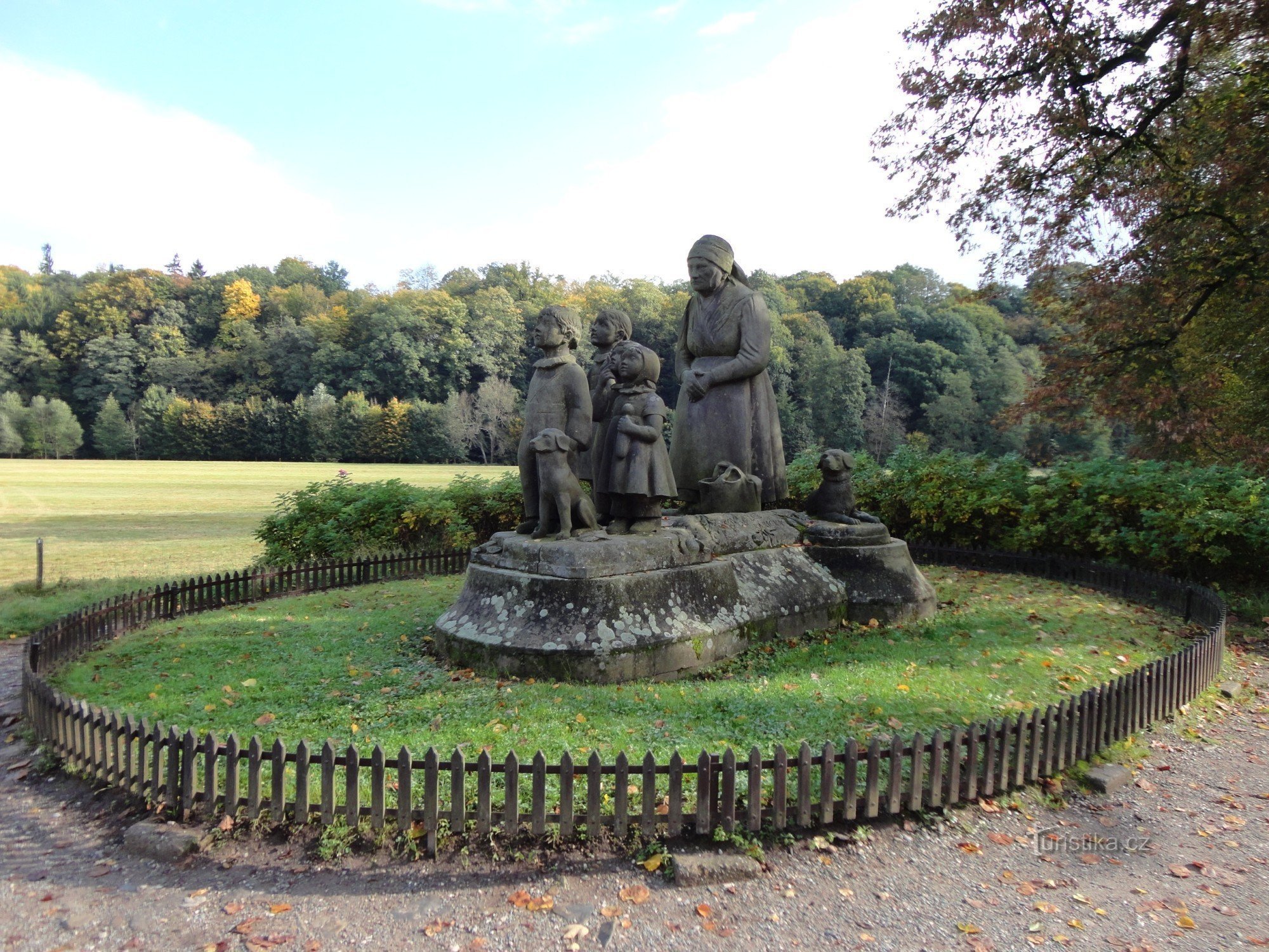 Grootmoeder met kleinkinderen monument