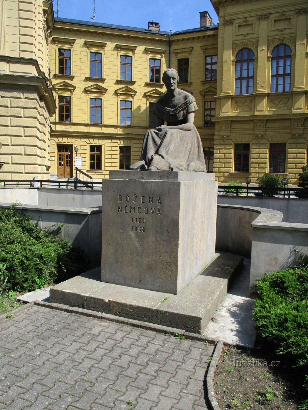 Monument till Bozena Němcová (Hradec Králové, 1.6.2019 juni XNUMX)