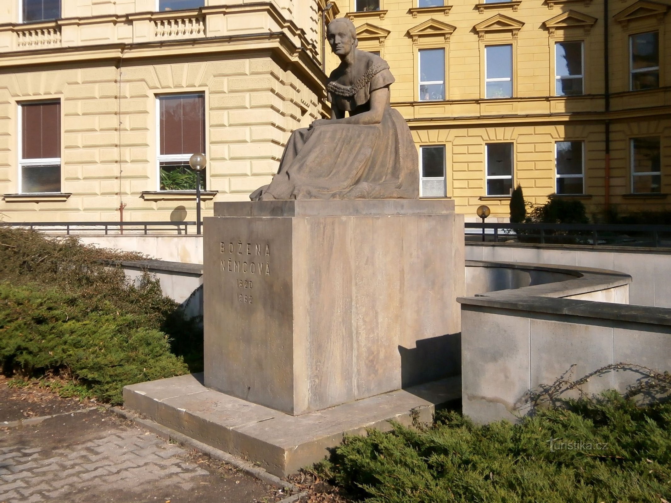 Bozena Němcová 纪念碑（赫拉德茨克拉洛韦，26.3.2014 年 XNUMX 月 XNUMX 日）
