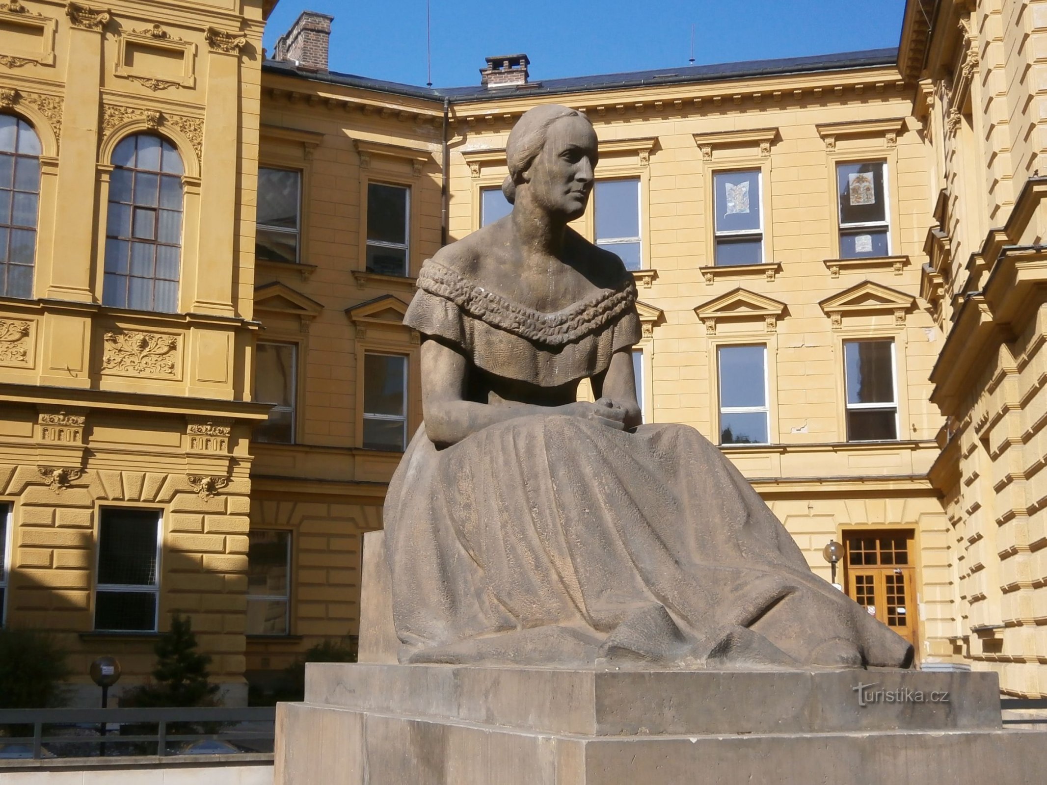 Monumentul lui Bozena Němcová (Hradec Králové, 4.8.2013 iunie XNUMX)