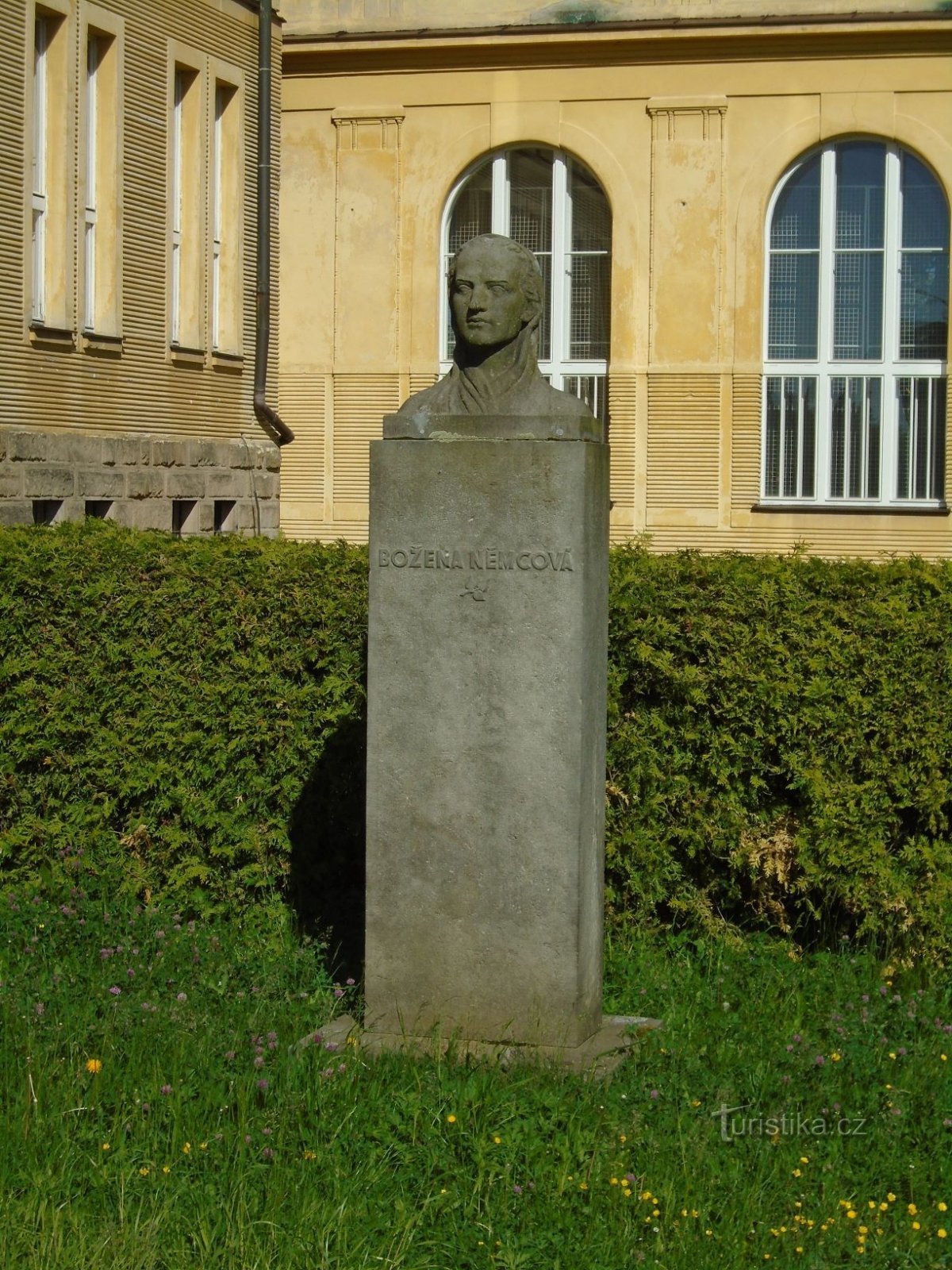 Monumento a Bozena Němcová (Jaroměř, 13.5.2018/XNUMX/XNUMX)