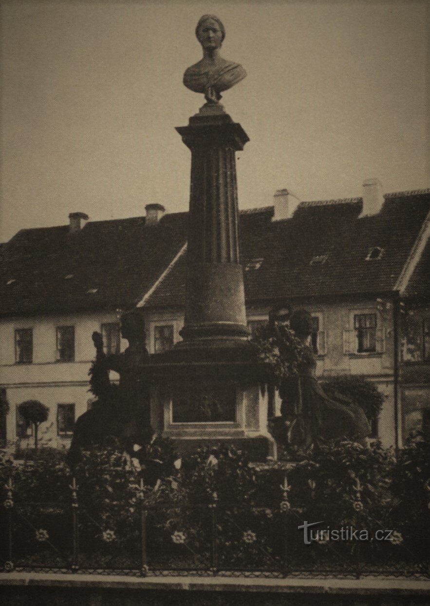 Monumento a Božena Němcová en Česká Skalica (antes de 1932)