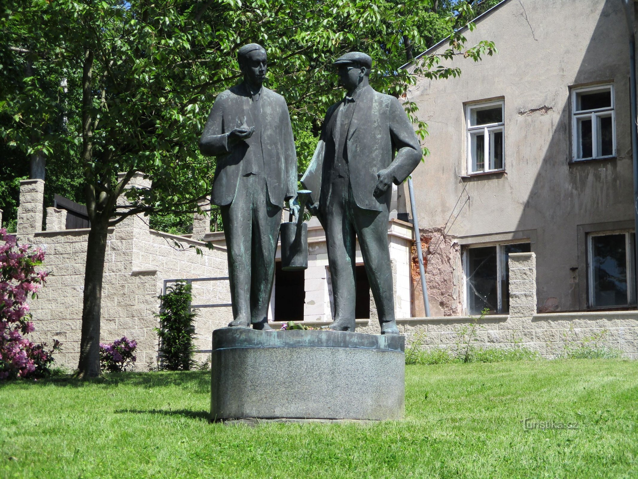 Monument till Čapk-bröderna (Malé Svatoňovice, 5.6.2019/XNUMX/XNUMX)