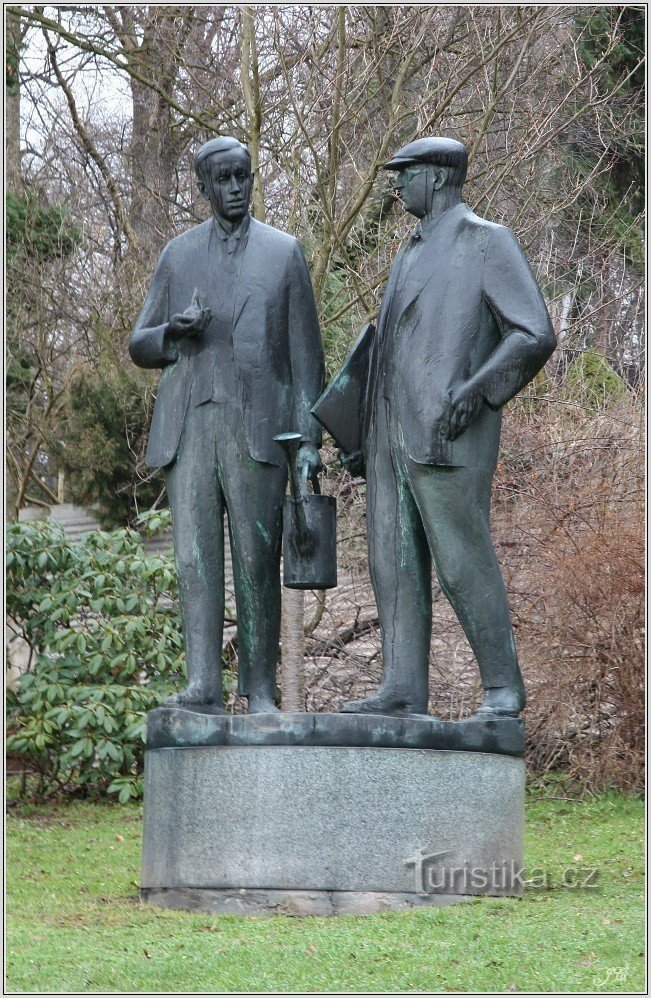 Monument till bröderna Čapk i Malé Svatoňovice