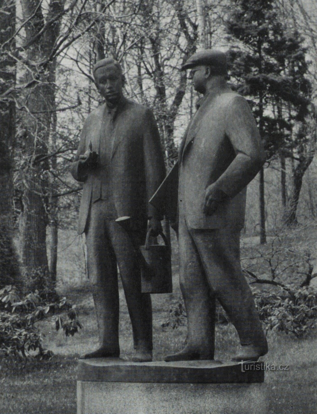Spomenik bratov Čapk v Malé Svatoňovice leta 1984