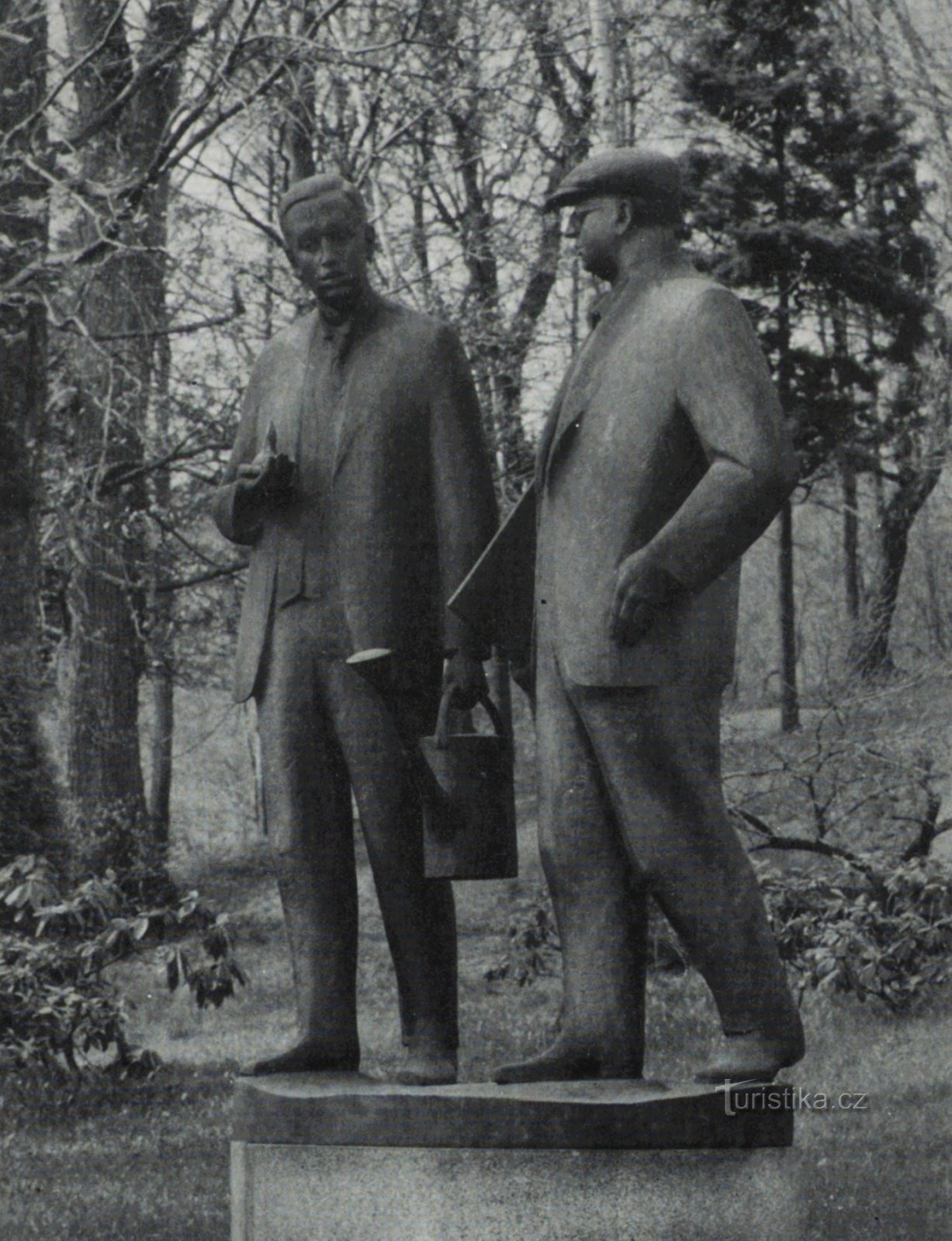 Das Denkmal der Gebrüder Čapk in Malé Svatoňovice im Jahr 1984