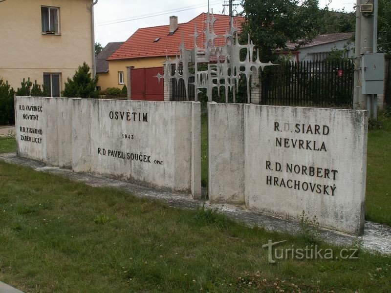 Un monumento ai fratelli del monastero caduti nei campi di concentramento.