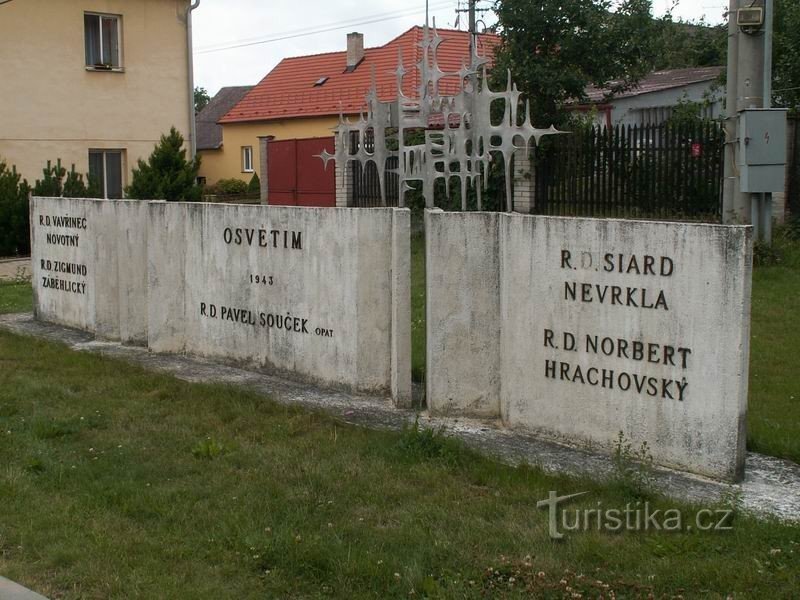 Um monumento aos irmãos do mosteiro que morreram nos campos de concentração.