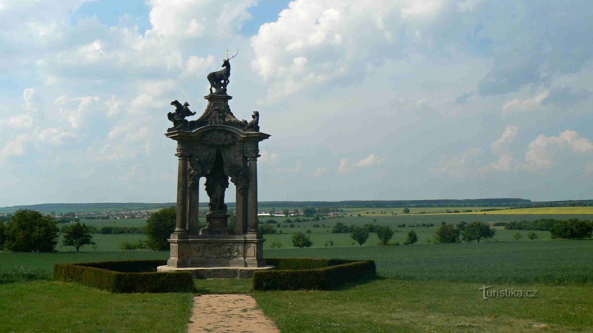 Keisari Kaarle VI:n muistomerkki.