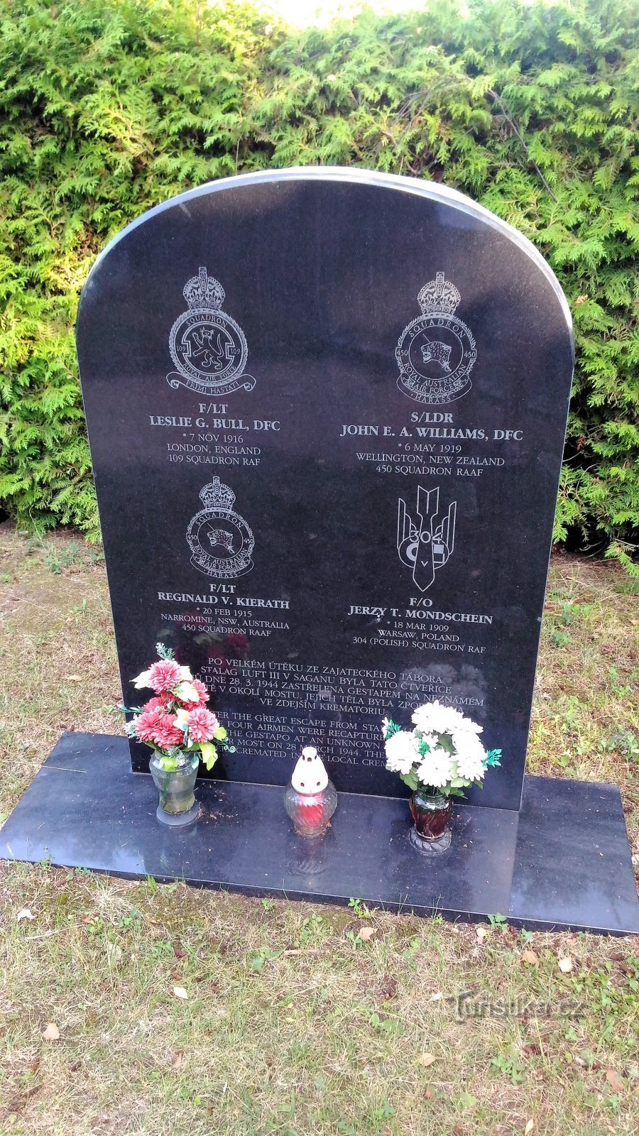 Pomník čtyřem válečným letcům v Mostě.