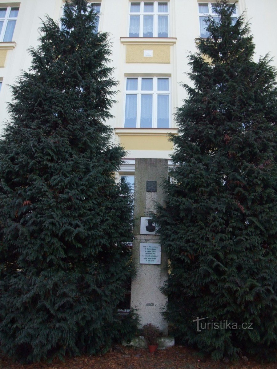 Μνημείο του Δρ Edvard Beneš μπροστά από το σχολείο