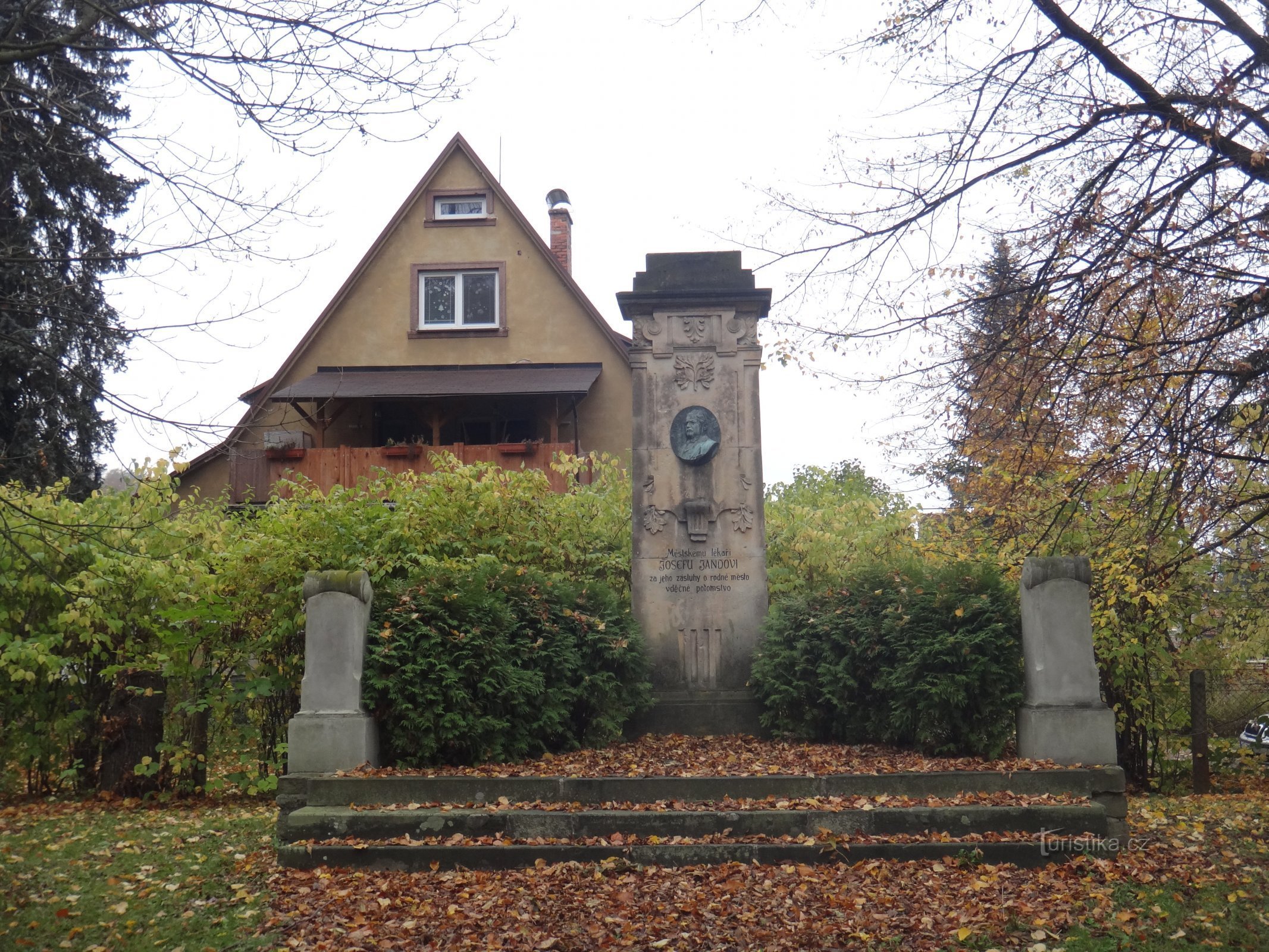 monument till Dr. Josef Janda i parken