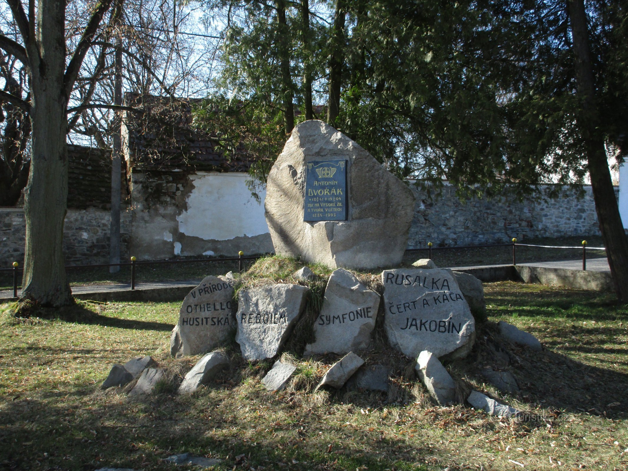 un monument al operei lui Dvořák situat lângă drumul care duce la Narysov