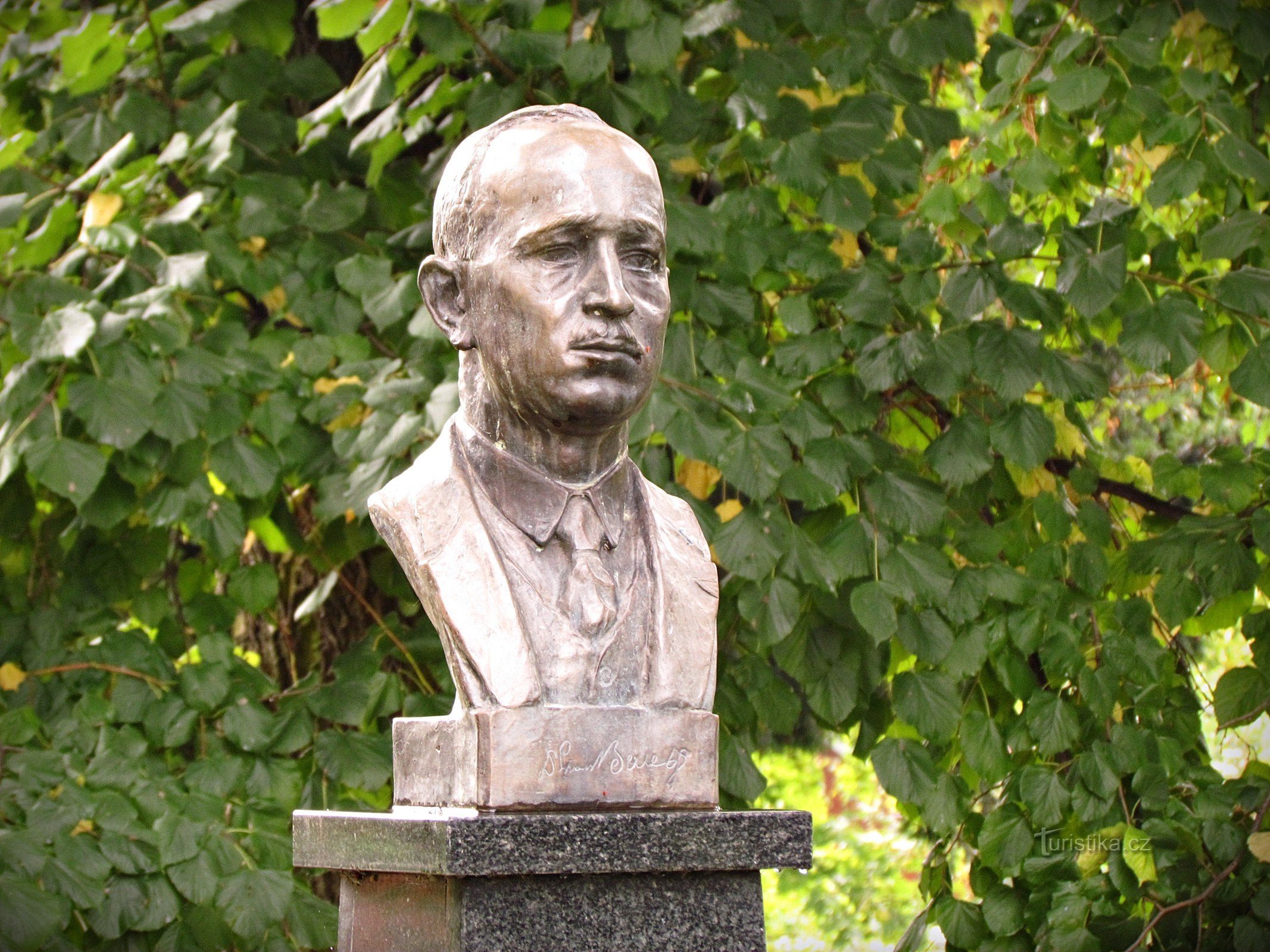 E. Beneš monument