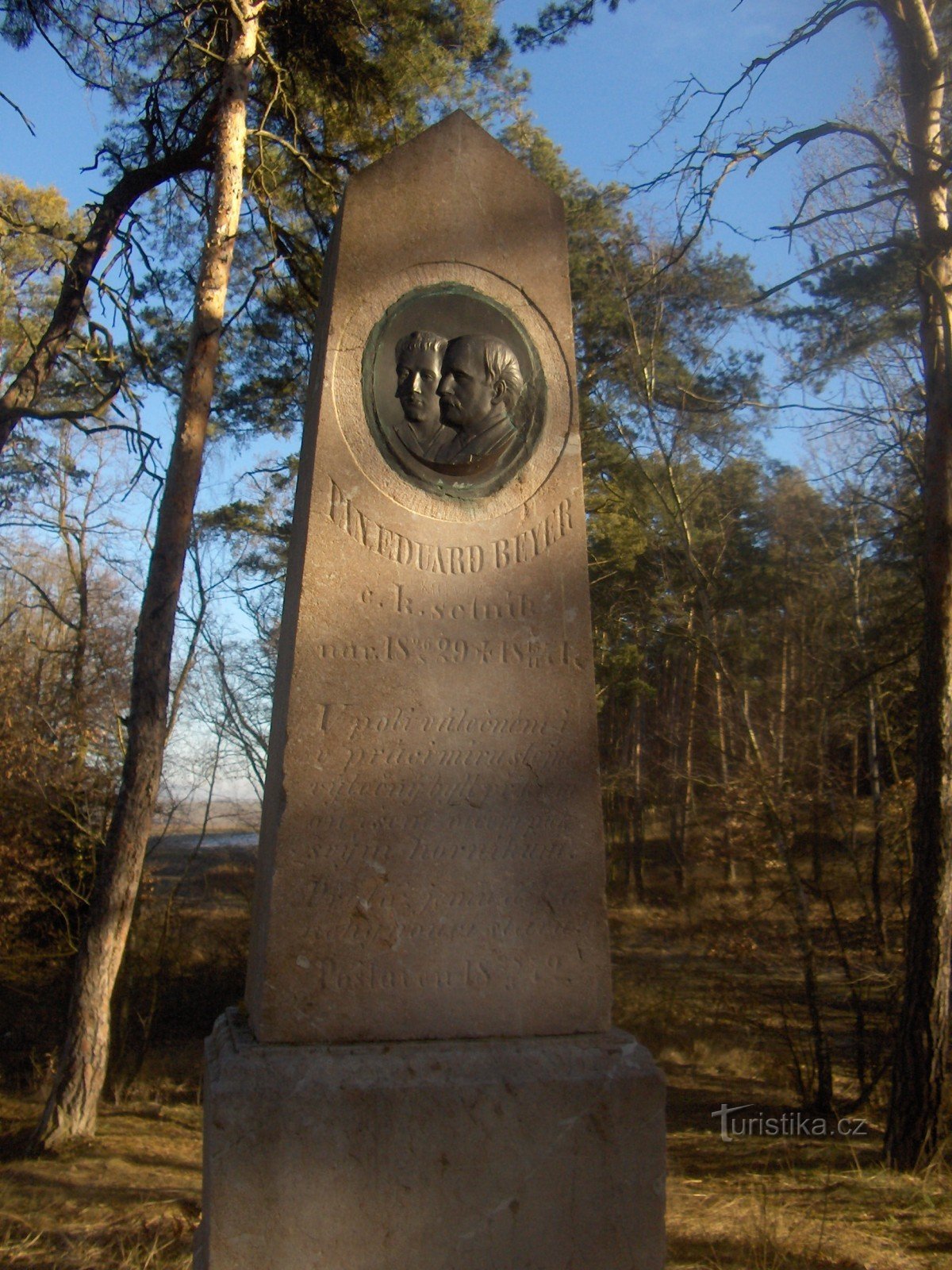 Monument till Eduard Bayer