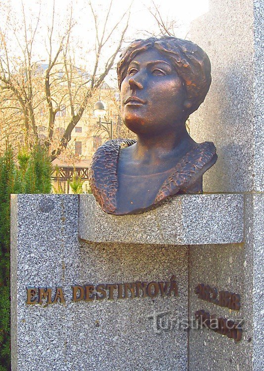 Spomenik Emmi Destinnovoj - České Budějovice