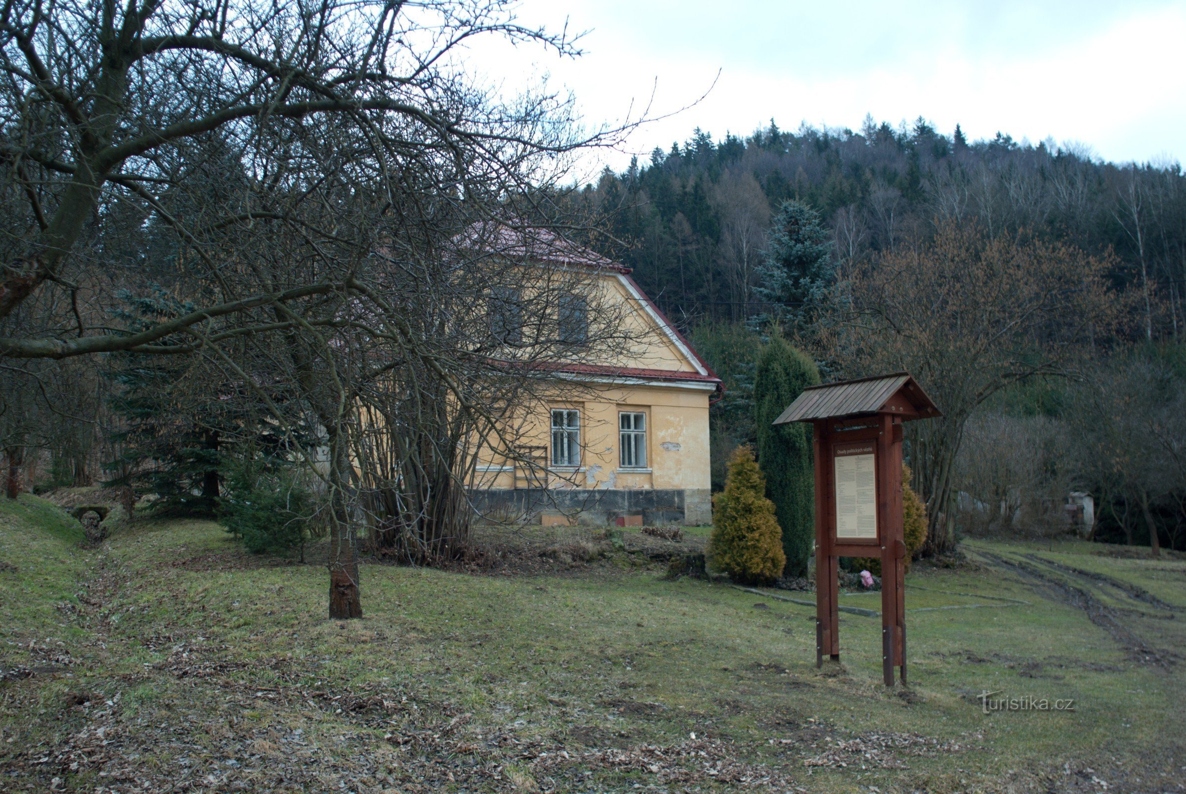 Monument voor de jachtopziener Doleček op Luhu