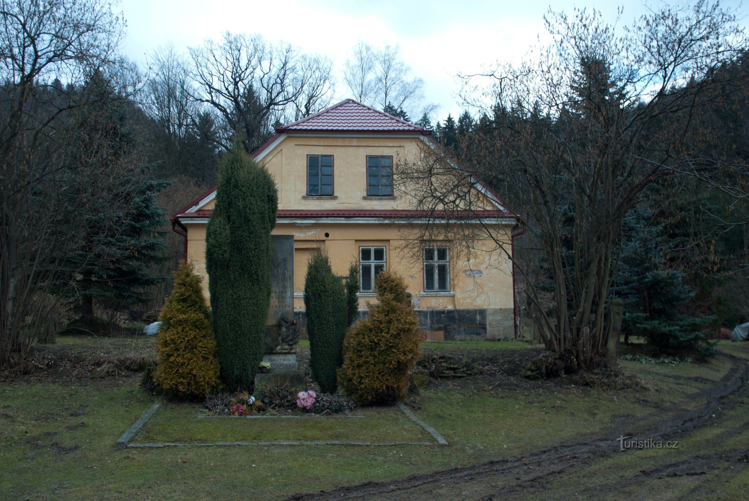 Памятник егерю Долечеку на Лугу