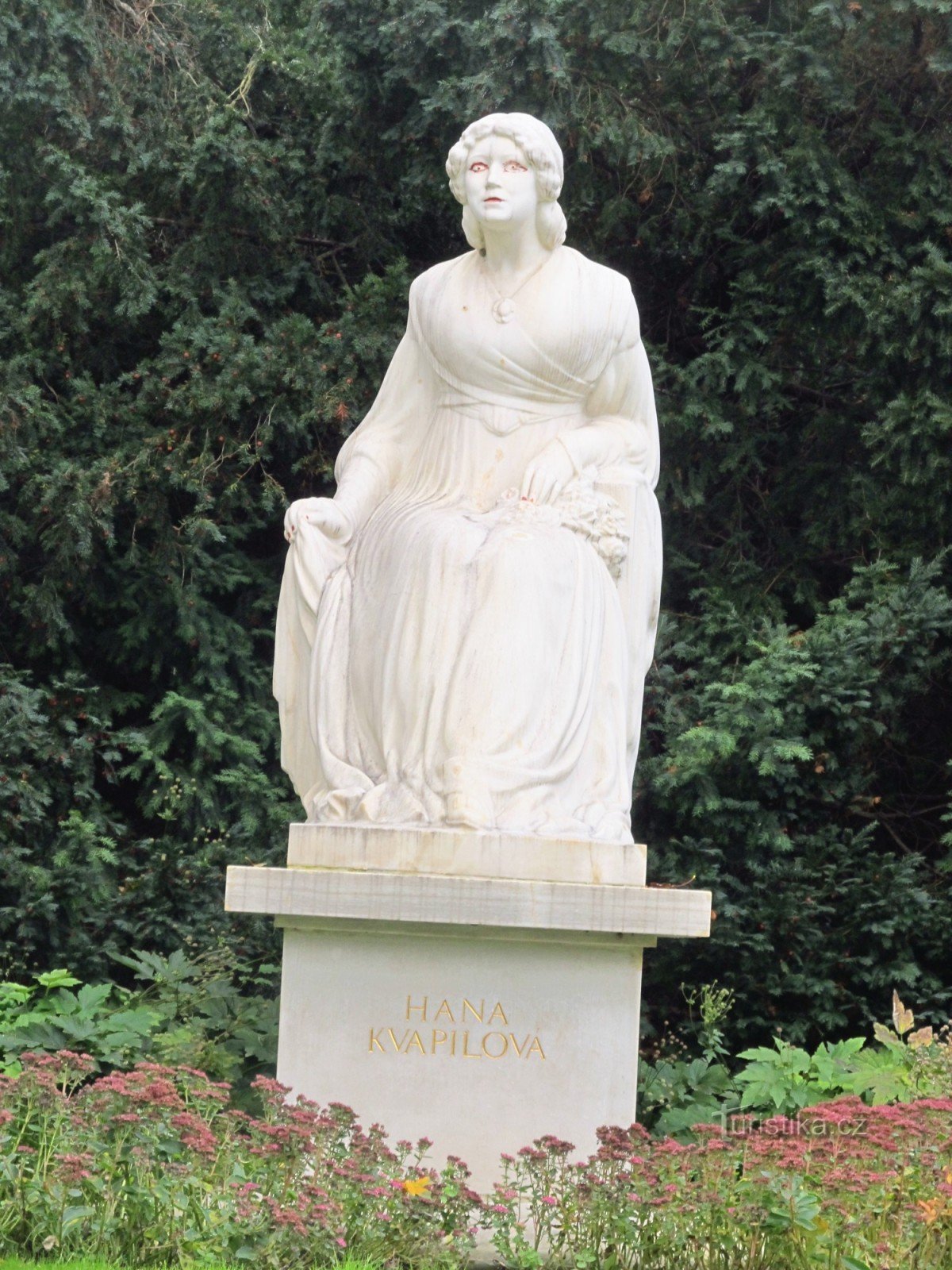 Hana Kvapilovás monument i Kinsky-trädgården i Prag