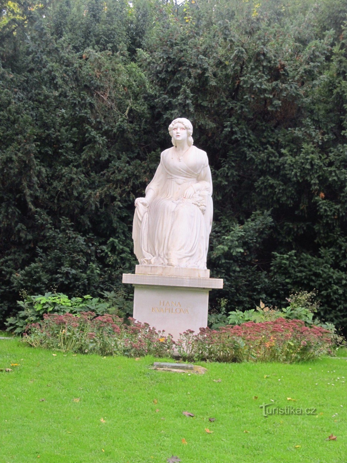 Hana Kvapilovás monument i Kinsky-haven i Prag