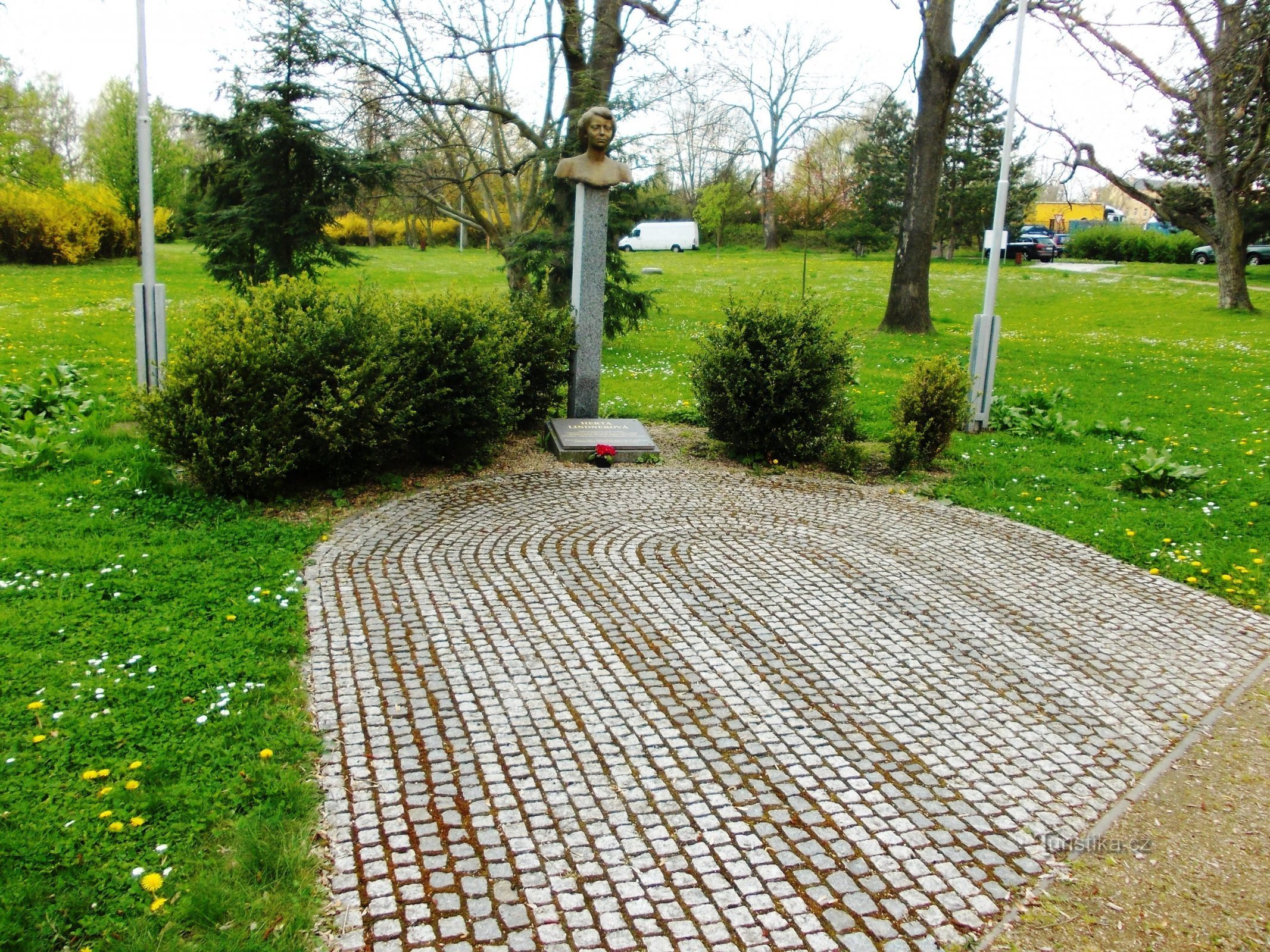 赫塔·林德纳 (Herta Lindner) 的纪念碑点缀着公园