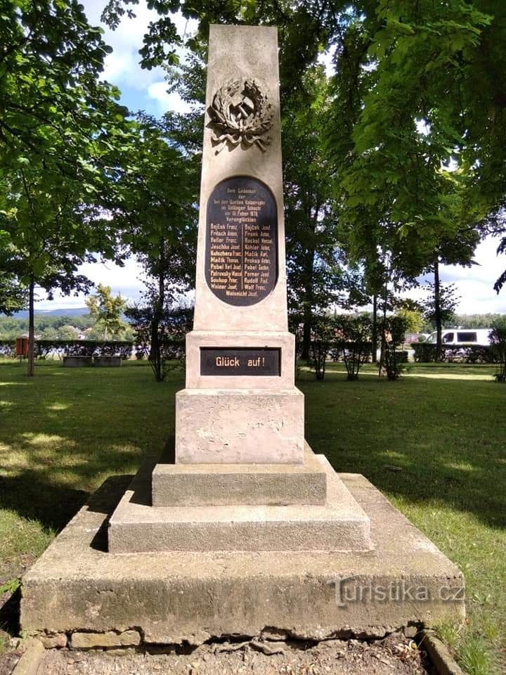 187 年のデリンガー鉱山の鉱山事故で亡くなった鉱山労働者の記念碑