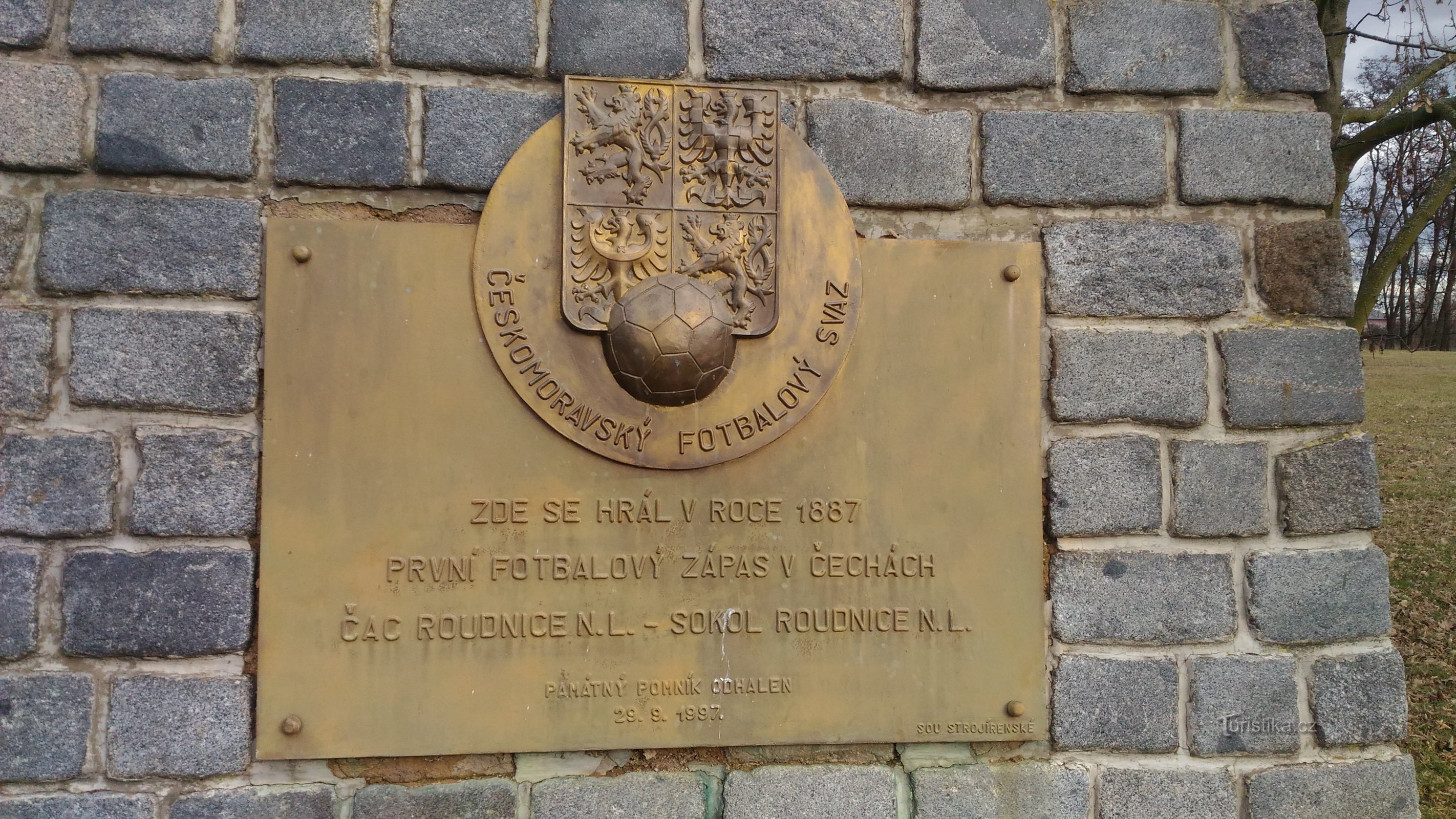 波希米亚第一场足球比赛的纪念碑。